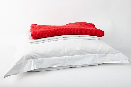 Linen Set With Red Cellular Blanket